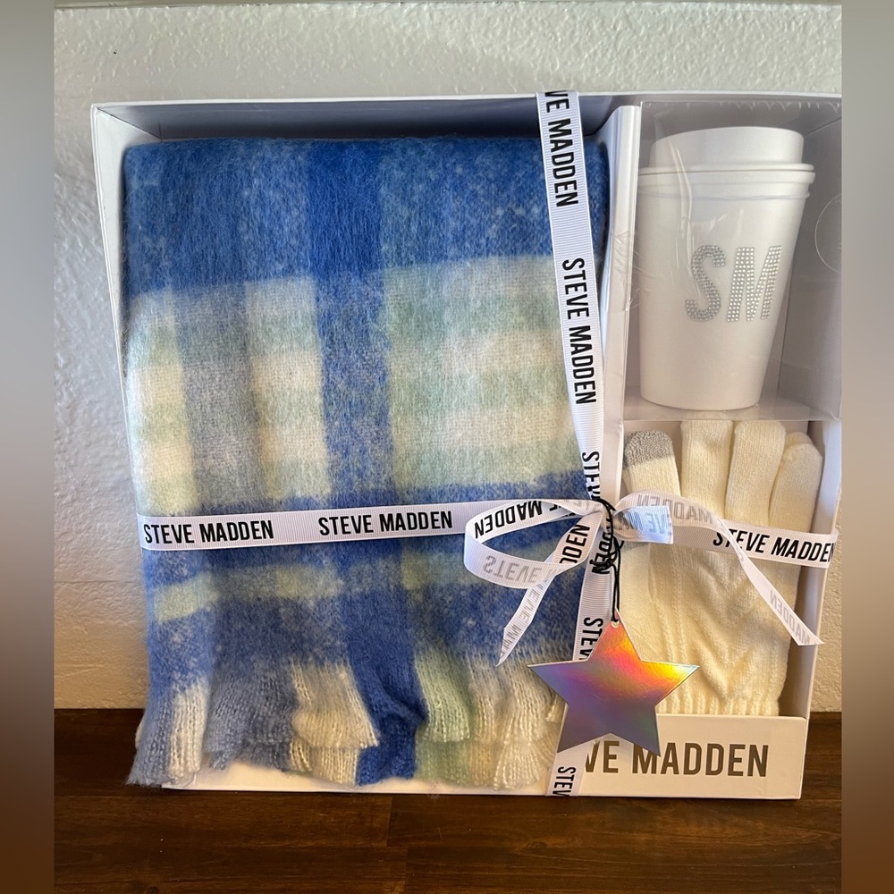 Steve Madden new blue and cream scarf, gloves and‎ mug set